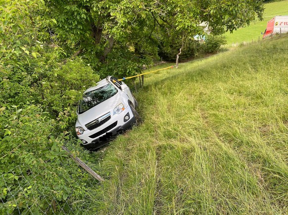 Ein 55-jähriger Autofahrer ist am 9. Juni 2022 in Läufelfingen BL bei einem Selbstunfall verletzt worden. Er musste von der Sanität ins Spital eingewiesen werden.