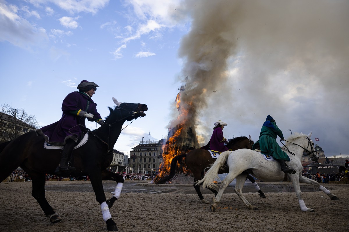 The "Boeoegg" burns on the Sechselaeuten square in Zurich, Switzerland, on Monday April 17, 2023. The Sechselaeuten (ringing of the six o'clock bells) is a traditional end of winter fes ...