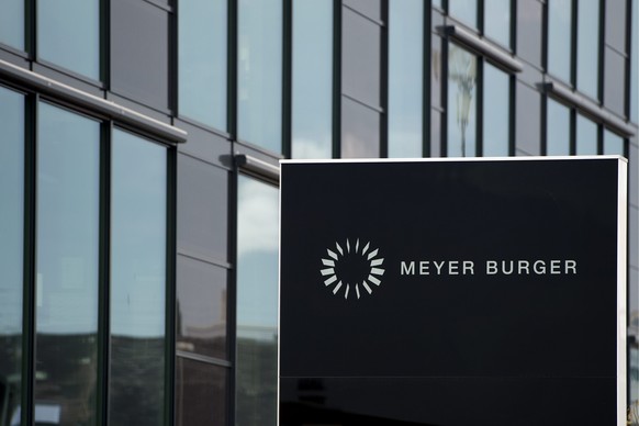 ARCHIV -- ZU DEN HALBJAHRESZAHLEN VON MEYER BURGER STELLEN WIR IHNEN AM DONNERSTAG, 19. JULI 2018, FOLGENDES BILDMATERIAL ZUR VERFUEGUNG -- Sicht auf das Logo und neue Produktionsgebaeude der Firma Me ...