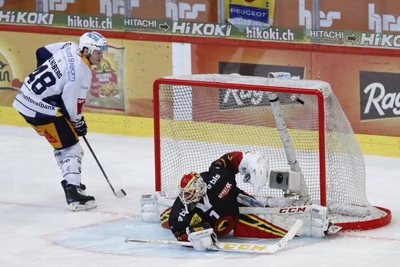 Zugs Carl Klingberg erzielt ein Tor im Penaltyschiessen gegen Berns Torhueter Niklas Schlegel, im Eishockey Meisterschaftsspiel der National League zwischen dem SC Bern und dem EV Zug, am Samstag, 2.  ...