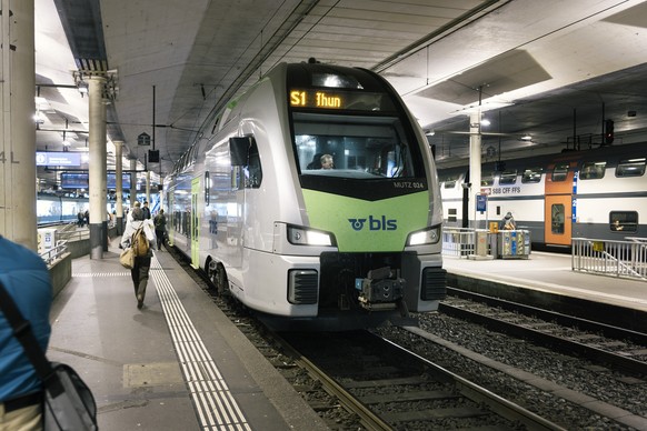 ARCHIVBILD ZU DEN HALBJAHRESZAHLEN 2018 DER BLS, AM DIENSTAG, 18. SEPTEMBER 2018 ---- A BLS S-train S1 of the type RABe 515 Stadler Dosto pictured at Berne train station before driving to Thun, Canton ...