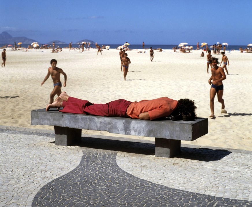 Bildnummer 50387627 Datum 22091985 Copyright imagoWerner OttoBrasilianer schlft auf einer Bank am Strand von Copacabana Personen Landschaft 1985 Rio de Janeiro Strnde Sandstrand Sandstrnde Badestrand  ...