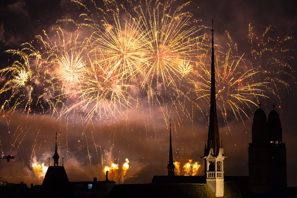 epa10384767 Fireworks illuminate the night sky during New Year&#039;s Eve celebrations in Zurich, Switzerland, 01 January 2022. EPA/MICHAEL BUHOLZER