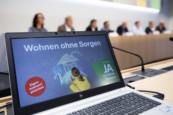 Der Slogan &quot;Wohnen ohne Sorgen&quot; wird auf einem Bildschirm eingeblendet, waehrend einer Medienkonferenz des ueberparteilichen Ja-Komitees zur Abstimmung ueber die Abschaffung des Eigenmietwer ...