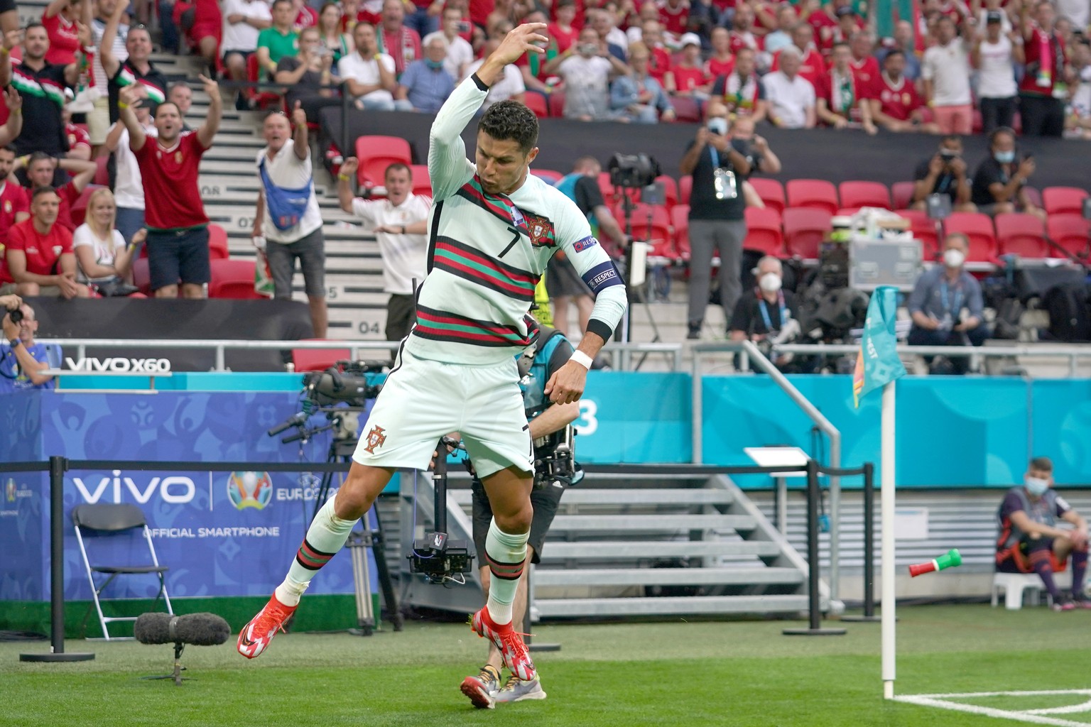 epa09274193 Cristiano Ronaldo of Portugal celebrates after scoring his team&#039;s third goal during the UEFA EURO 2020 group F preliminary round soccer match between Hungary and Portugal in Budapest, ...