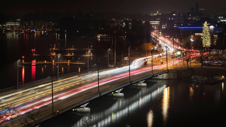 Seebecken in Zürich bei Nacht