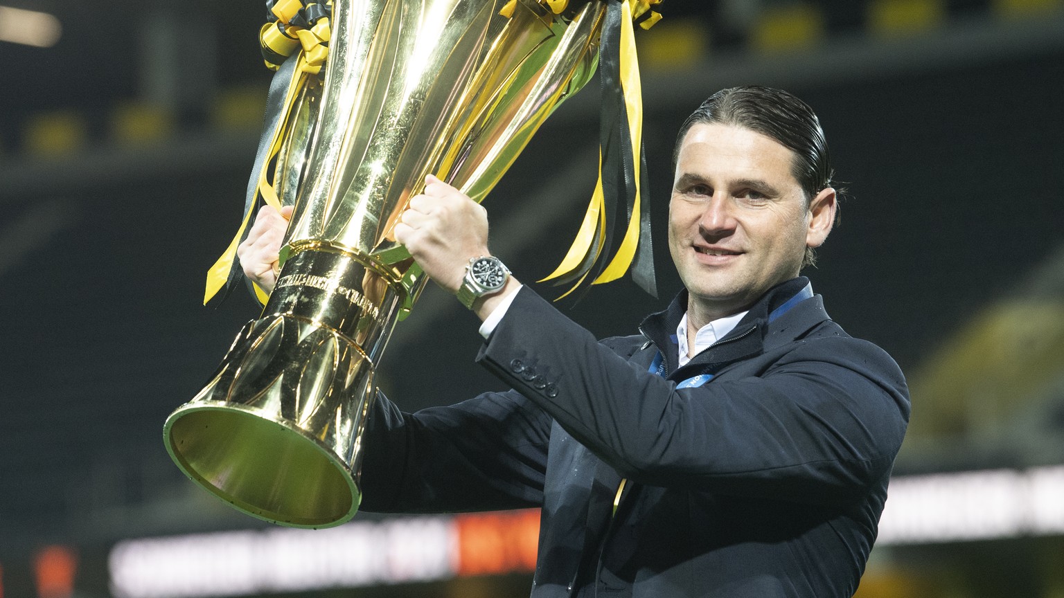 ARCHIVBILD ZUR VERPFLICHTUNG VON GERARDO SEOANE ALS NEUER TRAINER VON BAYER LEVERKUSEN, AM MITTWOCH, 19. MAI 2021 - Trainer Gerry Seoane feiert mit Pokal den Meistertitel nach dem Fussball Meisterscha ...