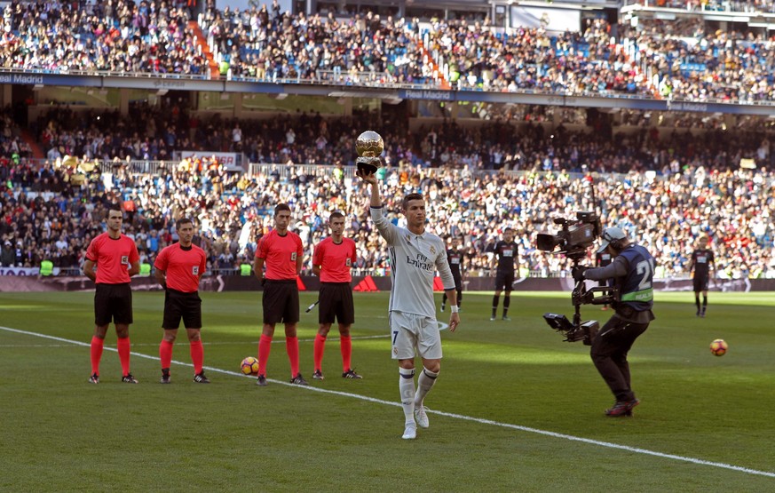 epa05703216 Real Madrid&#039;s Portuguese forward Cristiano Ronaldo (C) dedicates his fourth Ballon d&#039;Or trophy to the fans of Real Madrid prior to the start of their Spanish Primera Division Lea ...