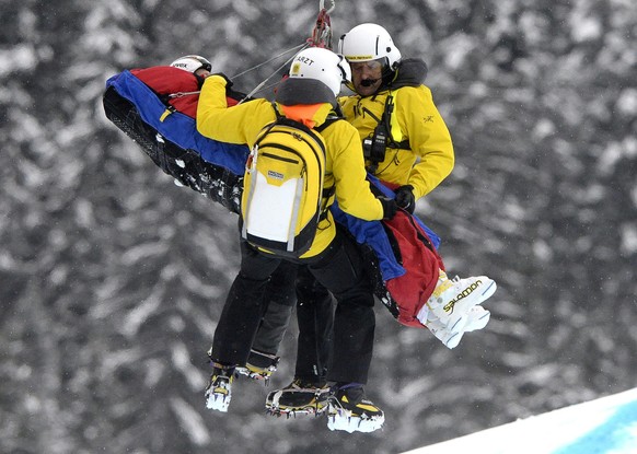 Abtransport des gestuerzten Hannes Reichelt (AUT) am Samstag, 23. Januar 2016, der Abfahrt der Herren auf der Streif in Kitzbuehel. (KEYSTONE/APA/HANS KLAUS TECHT)