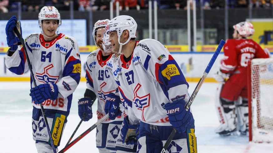 EHC Kloten Stuermer Eric Faille (#27) feiert sein Tor zum 1-3 mit Stuermer Steve Kellenberger (#19) und Verteidiger David Reinbacher (#64) waehrend dem Eishockey-Meisterschaftsspiel der National Leagu ...