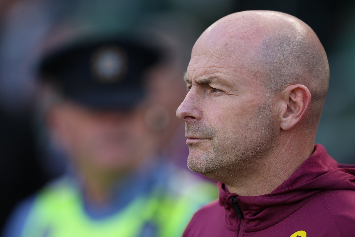 epa11592062 England interim manager Lee Carsley during the UEFA Nations League group F soccer match between Ireland and England in Dublin, Ireland, 07 September 2024. EPA/ADAM VAUGHAN