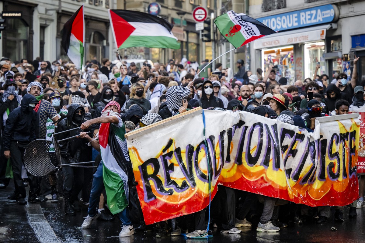 Des militants pro-palestiniens affrontent les forces de la police lors de lorganisation en parallele de deux manifestations, une marche silencieuse pour Israel contre l'antisemitisme et une mani ...