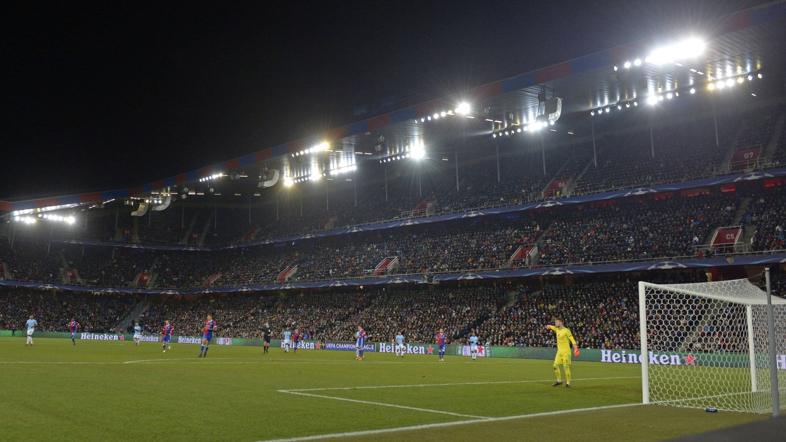 13.02.2018, Fussball UEFA Champions League 2017/2018, Achtelfinale, FC Basel - Manchester City, im St-Jakobs-Park Stadion in Basel (Schweiz). Spielszene *** 13 02 2018 football UEFA Champions League 2 ...