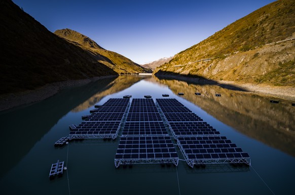 ARCHIVBILD ZUM WATT D&#039;OR --- Floating barges with solar panels are pictured on the &quot;Lac des Toules&quot;, an alpine reservoir lake, in Bourg-Saint-Pierre, Switzerland, Tuesday, October 8, 20 ...