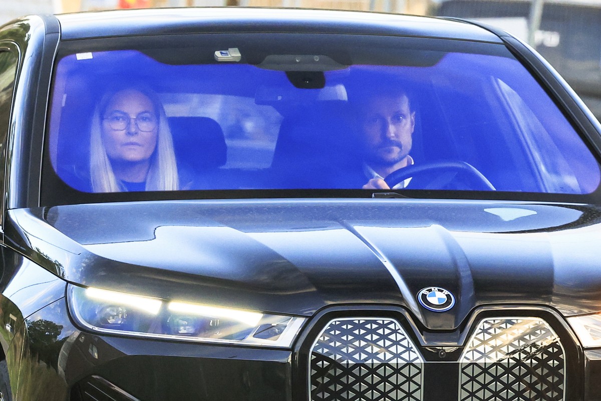epa13195258 Norways Crown Prince Haakon (R) and Crown Princess Mette-Marit (L) arrive at the National Hospital, where King Harald is admitted in Oslo, Norway, 27 August 2026. Norway's 89-year-old ...