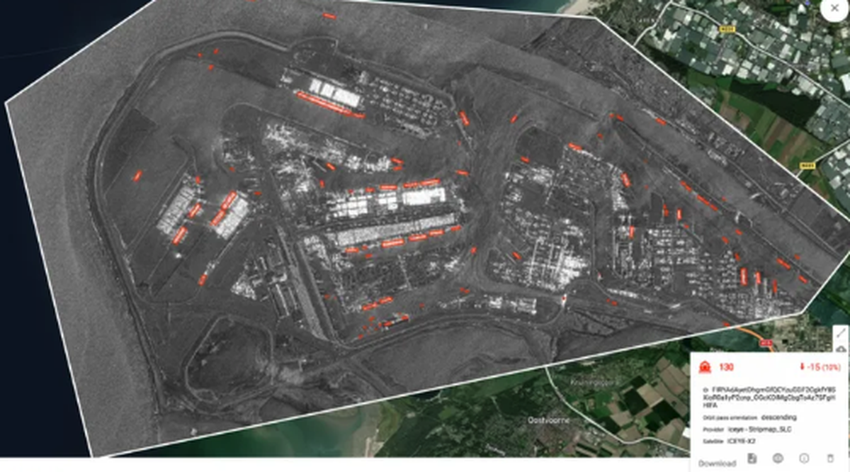 Sichtbar gemachte Schiffe auf einer Satellitenaufnahme: Ähnlich ist SpaceKnow auch mit den Iceye-Bildern der Tatorte verfahren.