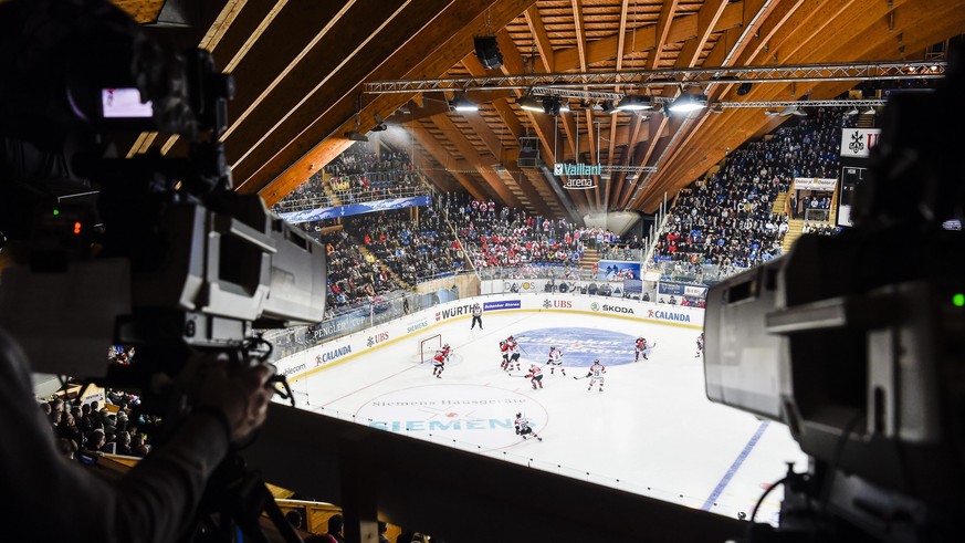 epa05081440 TV-Cameras film the game between Avtomobilist Yekaterinburg and Team Canada, at the 89th Spengler Cup ice hockey tournament in Davos, Switzerland, 26 December 2015. EPA/GIAN EHRENZELLER