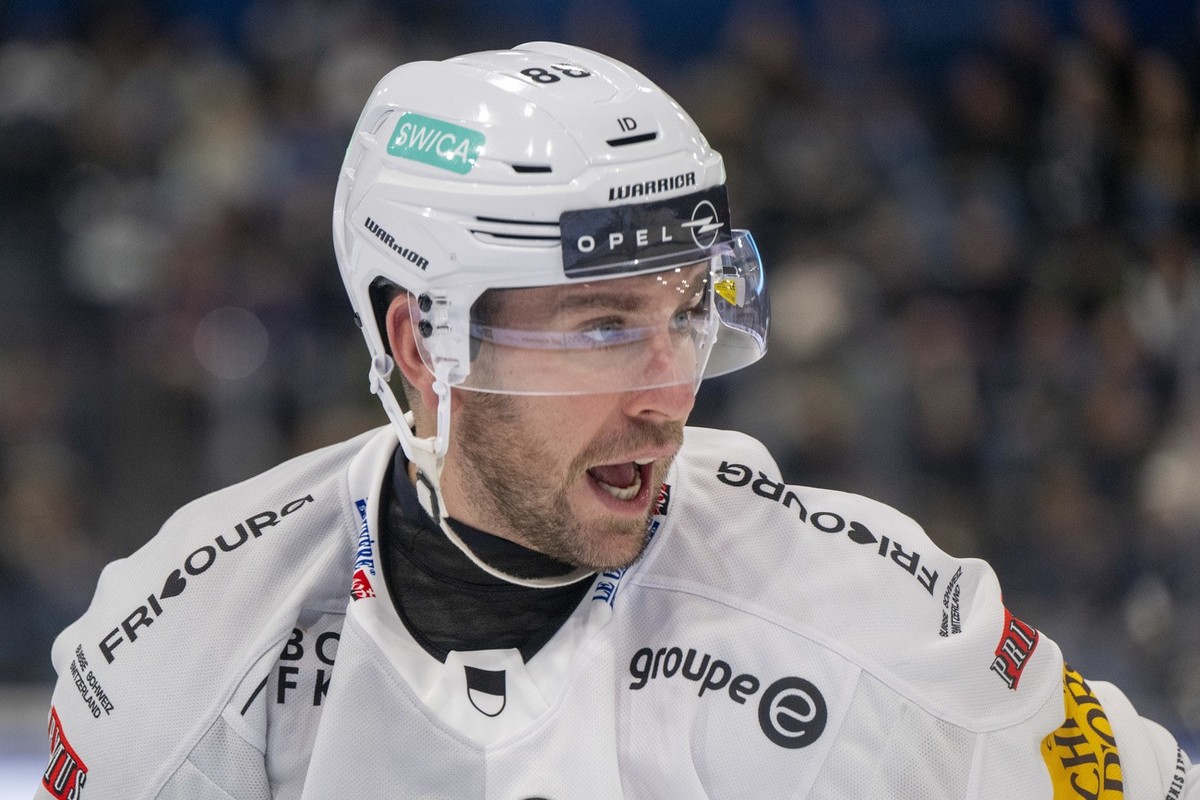 Christopher DiDomenico von Fribourg beim Eishockey Qualifikationsspiel der National League zwischen dem EV Zug und dem HC Fribourg Gotteron am Freitag, 18. Oktober 2024 in Zug. (KEYSTONE/Urs Flueeler) ...