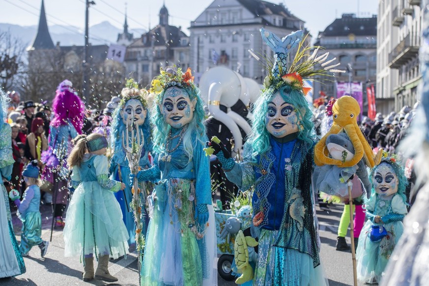 Eine Gruppe Fasnachts-Kreaturen bei schoenstem Winterwetter anlaesslich des traditionellen Wey Fasnachts Umzug in der Stadt Luzern am Montag, 20. Februar 2023. (KEYSTONE/Urs Flueeler).Masked revellers ...