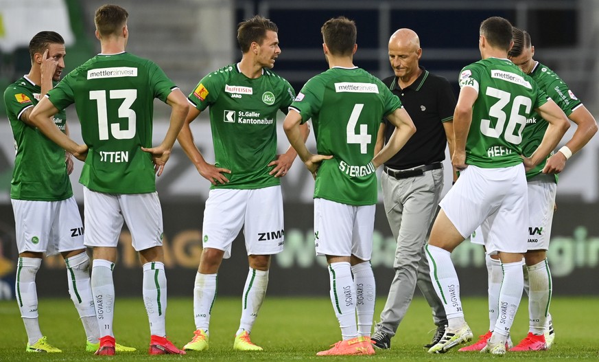 St. Gallens Trainer Peter Zeidler spricht zu seinen Spielern in der Pause, im Fussball Super League Spiel zwischen dem FC St. Gallen und dem FC Zuerich, am Donnerstag, 25. Juni 2020, im Kybunpark in S ...