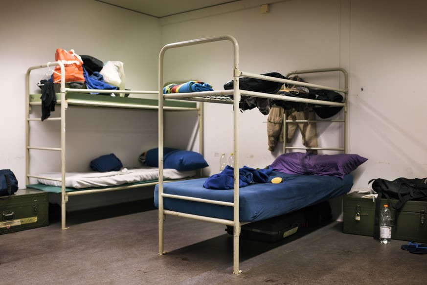 ZUR NOTUNTERKUNFT FUER ABGEWIESENE ASYLBEWERBER IN KALTBACH STELLEN WIR IHNEN HEUTE, MITTWOCH, 29. MAERZ 2017, FOLGENDES NEUES BILDMATERIAL ZUR VERFUEGUNG --- View into a room with bunk beds and perso ...