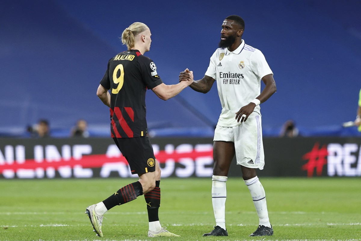 epa10618290 Manchester's striker Erling Haaland (L) salutes Real Madrid's Antonio Rudiger (R) at the end of the UEFA Champions League semifinal first leg soccer match between Real Madrid and ...