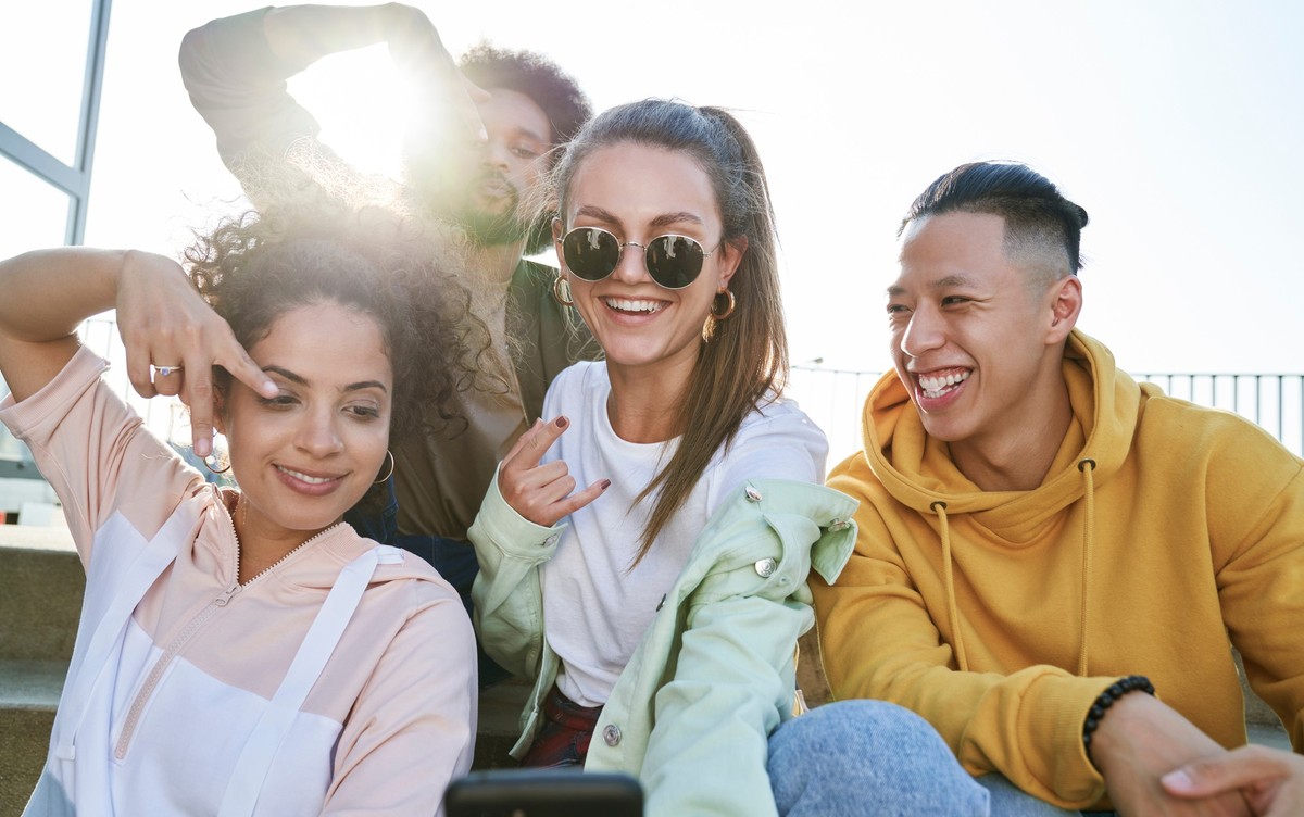 Generation Z am Selfies machen.