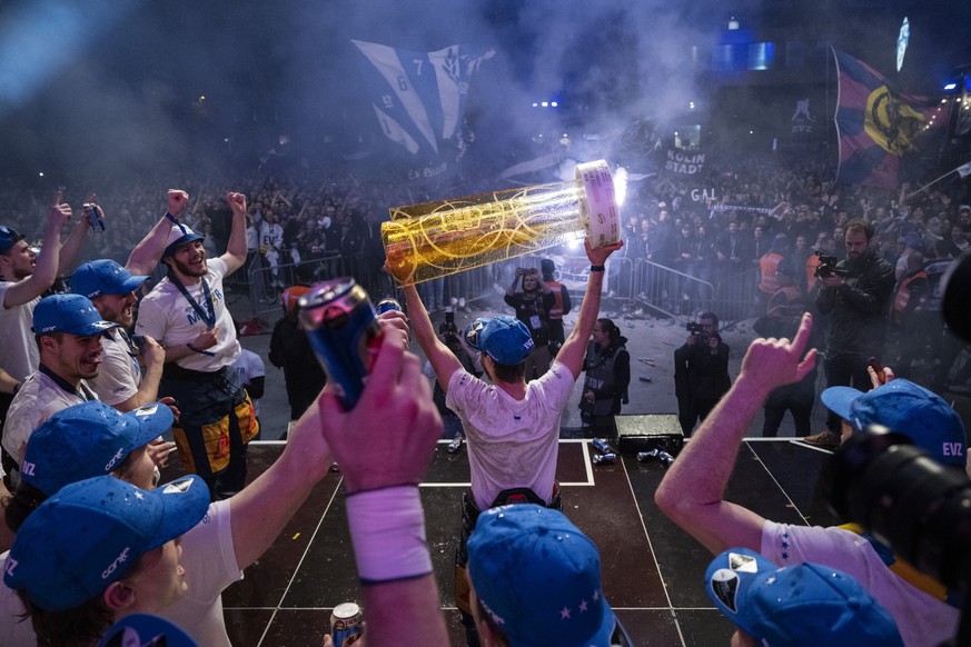 Die Zuger jubeln mit dem Pokal nach ihrem Sieg im siebten Playoff-Final Eishockeyspiel der National League zwischen dem EV Zug und ZSC Lions am Sonntag, 1. Mai 2022, in der Bossard Arena in Zug. (KEYS ...