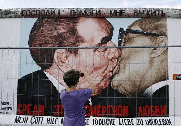 Seine grösste Tat: Leonid Breschnew küsst Erich Honecker.
