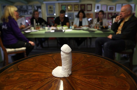 epa04840160 A plaster cast of US guitarist Jimi Hendrix&#039;s penis is presented by the Zappanale organisation at a press conference in Bad Doberan, Germany, 10 July 2015. The piece is a part of the  ...