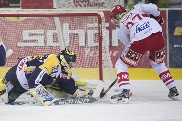 Langenthals Goalie Yannik Wildhaber, links, kassiert das 1:4 durch Rapperswils Thomas Studer, rechts, im ersten Playoff-Finalspiel der National League B zwischen dem SC Langenthal und dem SC Rapperswi ...