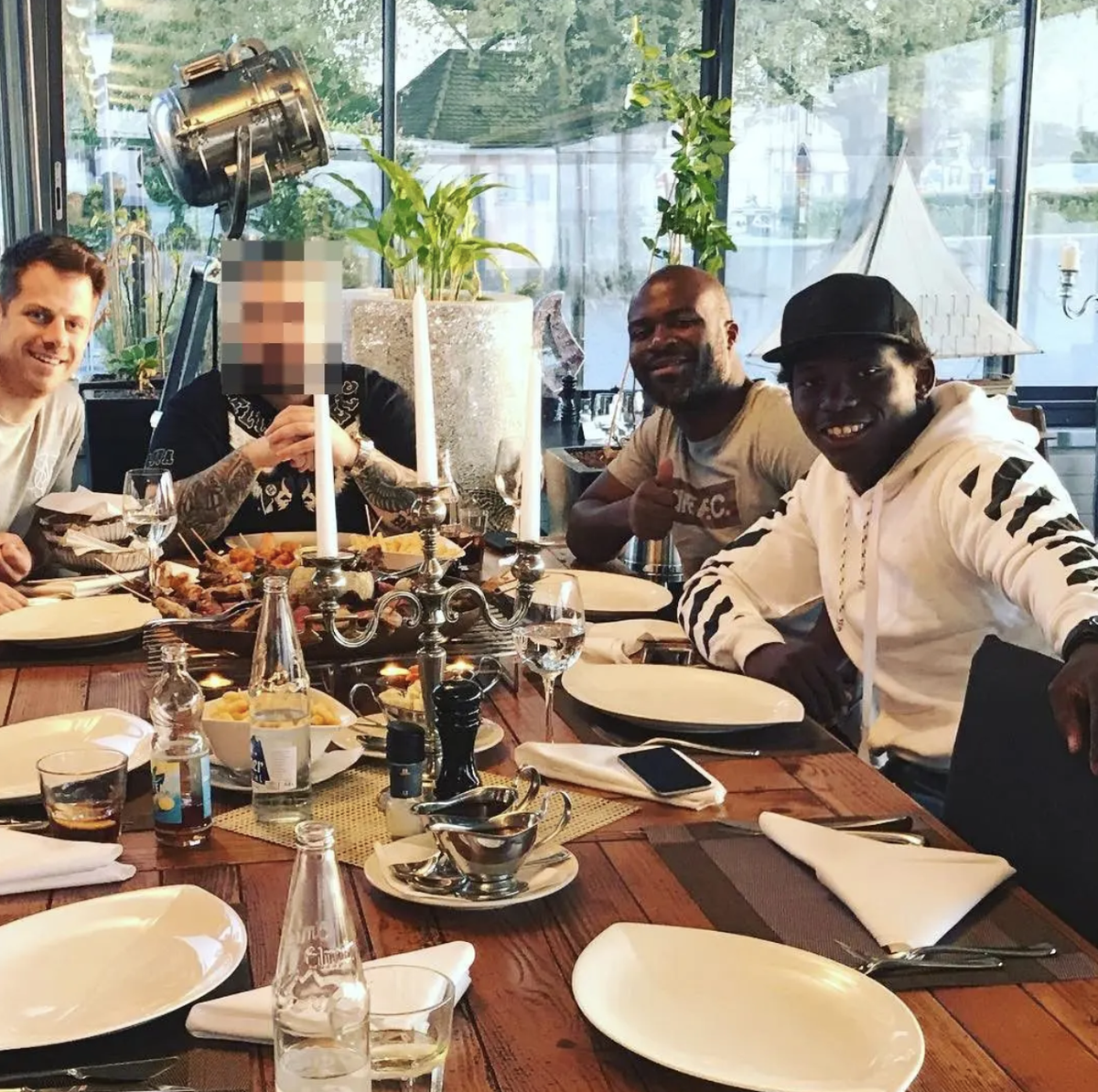 Der Hells Angel in der Siddharta Buddha Lounge in Rorschach mit den Fussballern Breel Embolo (vorne) und Kalidou Koulibaly.