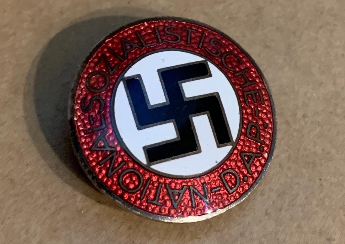 NSDAP-Mitglieder-Abzeichen
https://commons.wikimedia.org/wiki/File:NSDAP_badge.jpg
