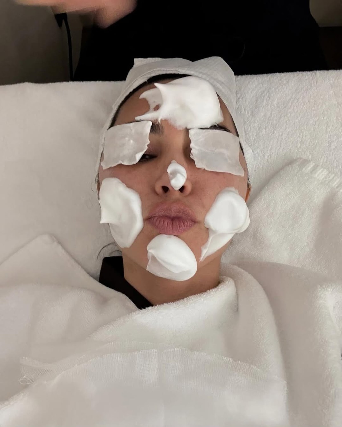 Kim Kardashian a dévoilé un aspect choquant de sa routine beauté.