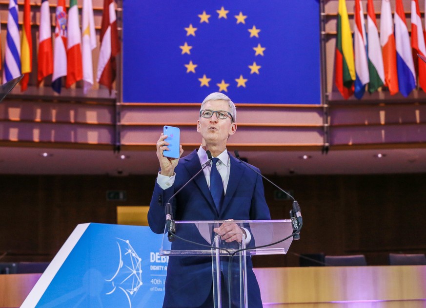 epaselect epa07115536 Chief Executive Officer of Apple Tim Cook gives a speech during the 40th International Conference of Data Protection and Privacy Commissioners at the European Parliament in Bruss ...