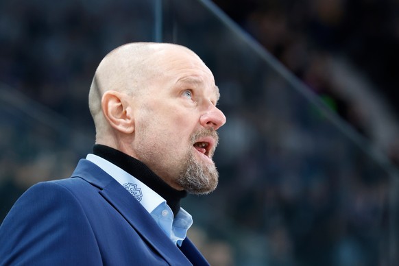 EHC Biels Trainer Petri Matikainen im Eishockeyspiel der National League zwischen den ZSC Lions und dem EHC Biel, am Freitag, 26. Januar 2024 in der Swiss Life Arena in Zuerich. (KEYSTONE/Manuel Geiss ...