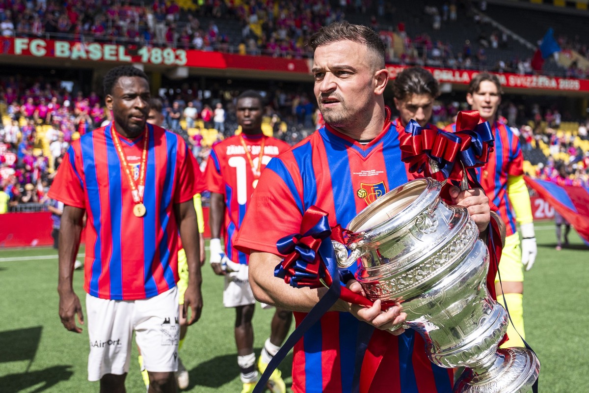 Xherdan Shaqiri (FCB), rechts, jubelt nach dem 100. Schweizer Fussball Cup Final zwischen dem FC Biel-Bienne und FC Basel, am Sonntag 1. Juni 2025, im Stadion Wankdorf in Bern. (KEYSTONE/Til Buergy)