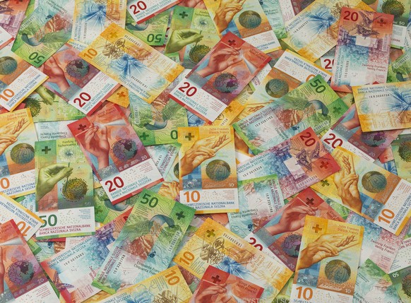 HANDOUT --- Ein Notenhaufen mit 10er-, 20er- und 50er-Noten der 9. Serie, aufgenommen am 23. Februar 2017. Die Schweizerische Nationalbank (SNB) praesentierte die neue 10er-Note an einer Medienkonfere ...