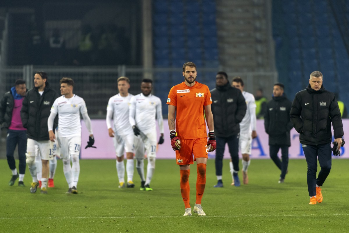 Zuerichs Torhueter Yanick Brecher, Mitte, nach dem Fussball Meisterschaftsspiel der Super League zwischen dem FC Basel 1893 und dem FC Zuerich im Stadion St. Jakob-Park in Basel, am Samstag, 4. Mai 20 ...