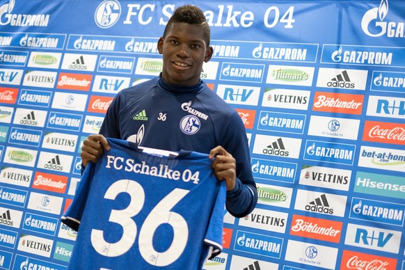 epa05425843 FC Schalke 04 new arrival Breel Embolo poses with his jersey after a press conference at the Veltins Arena in Gelsenkirchen, Germany, 15 July 2016. EPA/MARIUS BECKER
