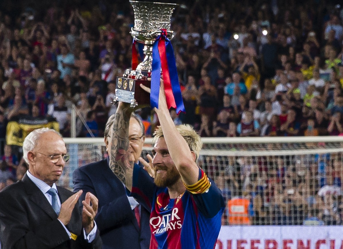 17.08.2016; Barcelona; Fussball Supercup - FC Barcelona - Sevilla FC; Lionel Messi (Barcelona) mit Pokal (Mikel Trigueros / Urbanandsport / Cordon Press/freshfocus)