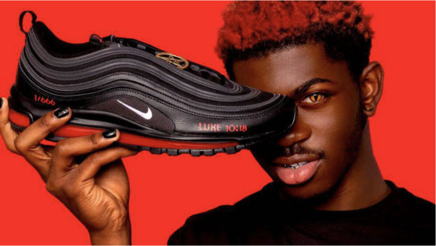 Lil Nas X präsentiert seinen &quot;Satan-Schuh&quot;.