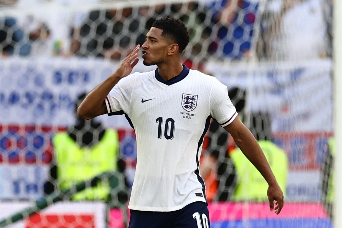 epa11463382 Jude Bellingham of England celebrates scoring England's second penalty during the penalty shootout at the UEFA EURO 2024 quarter-finals soccer match between England and Switzerland, i ...