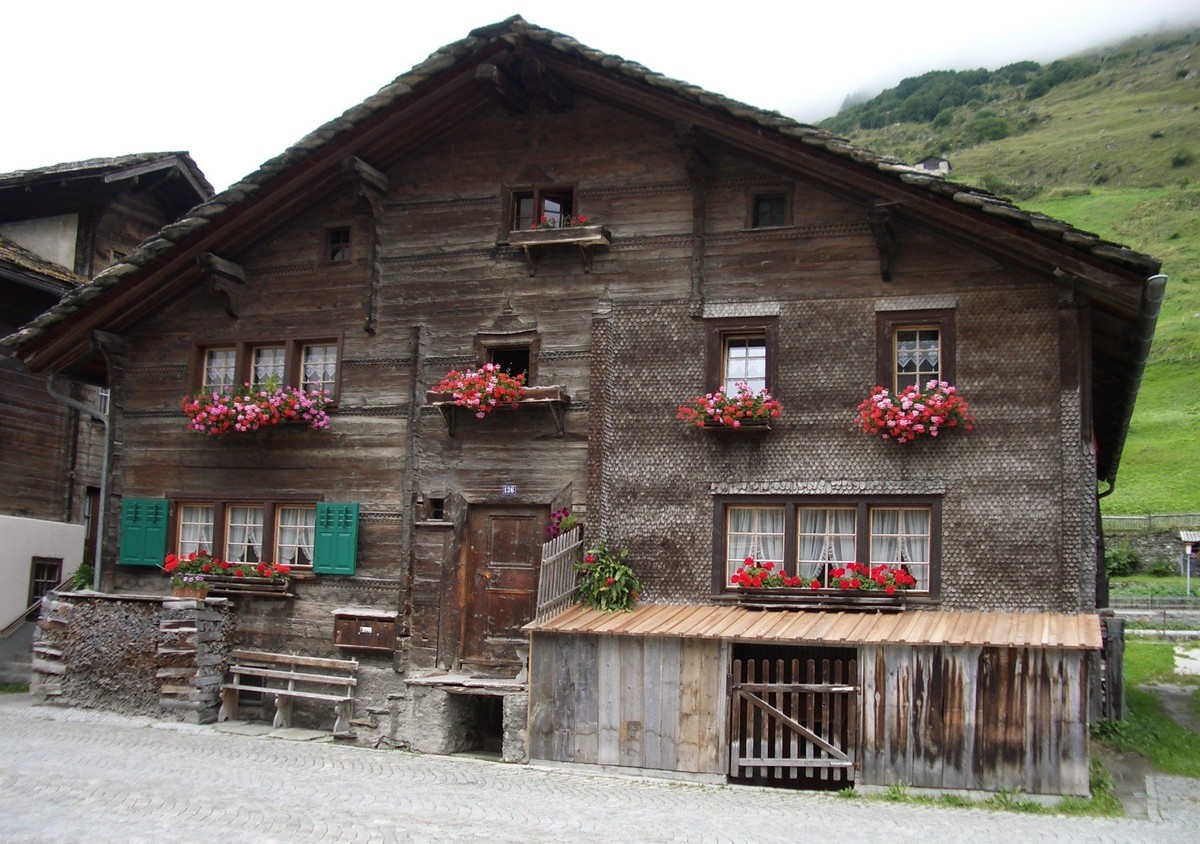 Walserhaus am Dorfplatz von Vals GR.
https://commons.wikimedia.org/wiki/File:Vals02.JPG