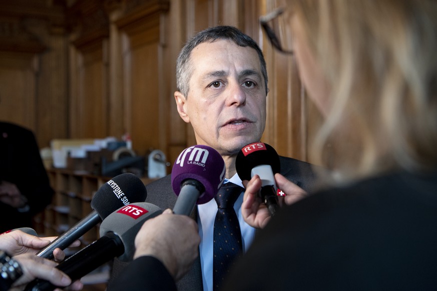 Bundesrat Ignazio Cassis, Mitte, spricht mit Journalisten waehrend der Wintersession der Eidgenoessischen Raete, am Donnerstag, 29. November 2018 im Staenderat in Bern. (KEYSTONE/Anthony Anex)