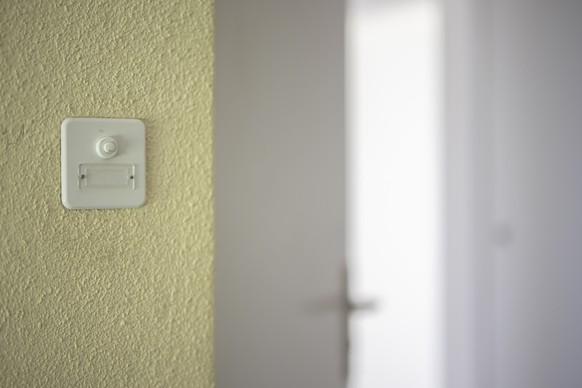 Eine Klingel vor einer Wohnungstuer einer Wohnung der Liegenschaften Stadt Zuerich (LSZ), aufgenommen am Dienstag, 28. Maerz 2023 in Zuerich. (KEYSTONE/Michael Buholzer)