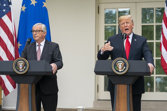epa06910578 US President Donald J. Trump (R) and European Commission President Jean-Claude Juncker (L) make a joint statement in the Rose Garden of the White House in Washington, DC, USA, 25 July 2018 ...
