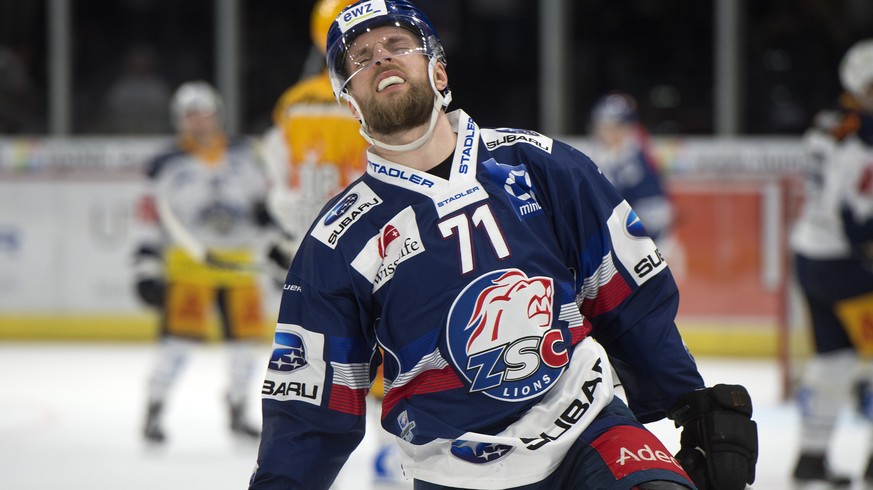 Jubel zum 5:4 bei Zuerichs Torschuetze Fredrik Pettersson im zweiten Eishockey Playoff-Viertelfinalspiel der National League zwischen den ZSC Lions und dem EV Zug, am Dienstag, 13. Maerz 2018, im Zuer ...