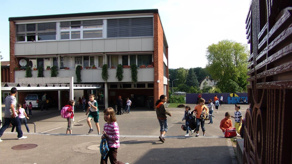 Aus lehrerin klasse zieht vor sich Schutz vor