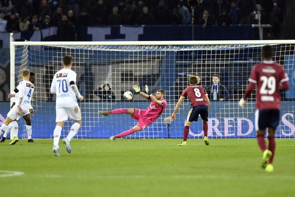 Der Ball geht zum 0-2 fuer Servette durch Koro Kone ( nicht auf dem Bild ) ins Netz beim Fussballspiel der Super League FC Zuerich gegen den Sevette FC im Stadion Letzigrund in Zuerich am Sonntag, 8.  ...